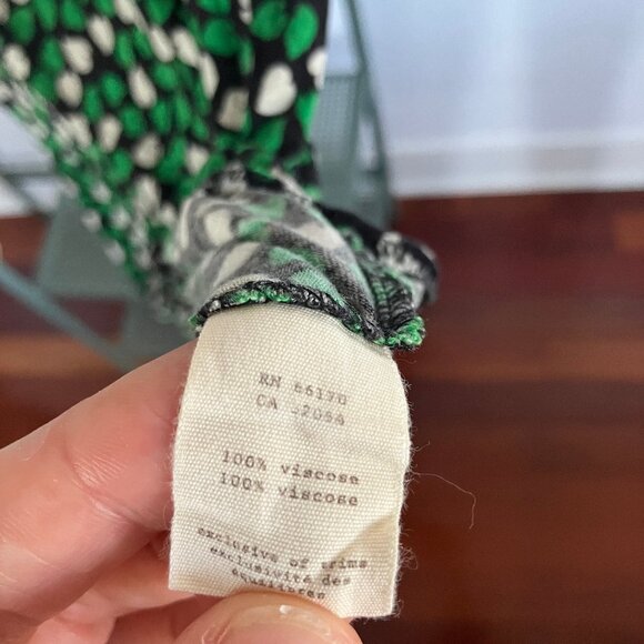 Leafy asymmetrical-neck tank with buttons - Picture 5 of 10